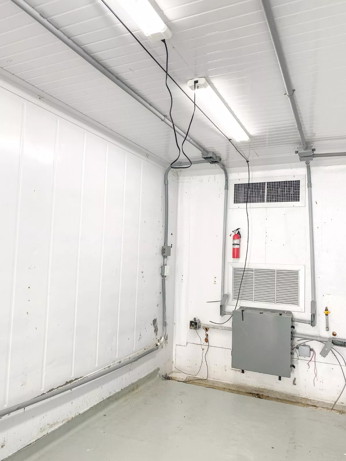 40 Foot High Cube Insulated Shipping Container with 5 Ton Bard HVAC - Image 3