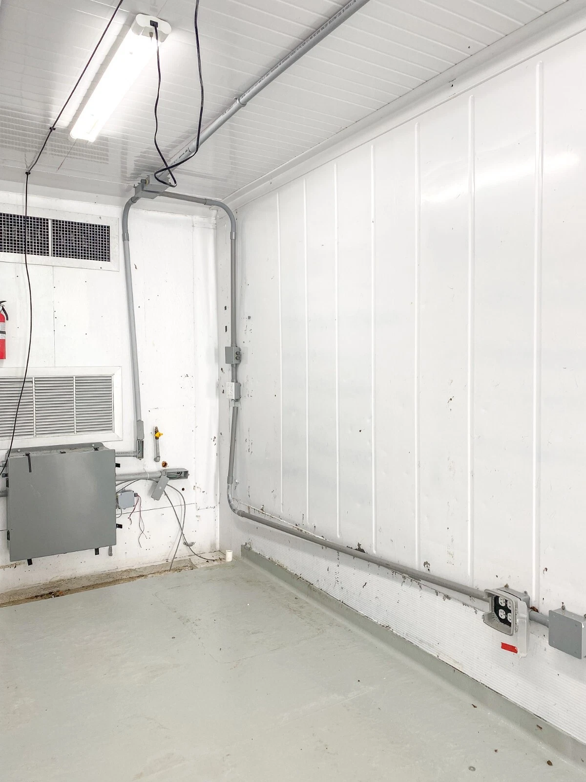 40 Foot High Cube Insulated Shipping Container with 5 Ton Bard HVAC - Image 4
